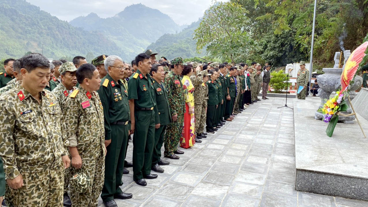 Các đại biểu viếng Tượng đài các anh hùng liệt sỹ huyện Phong Thổ.